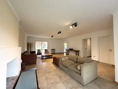 Casa en Venta con 4 cocheras