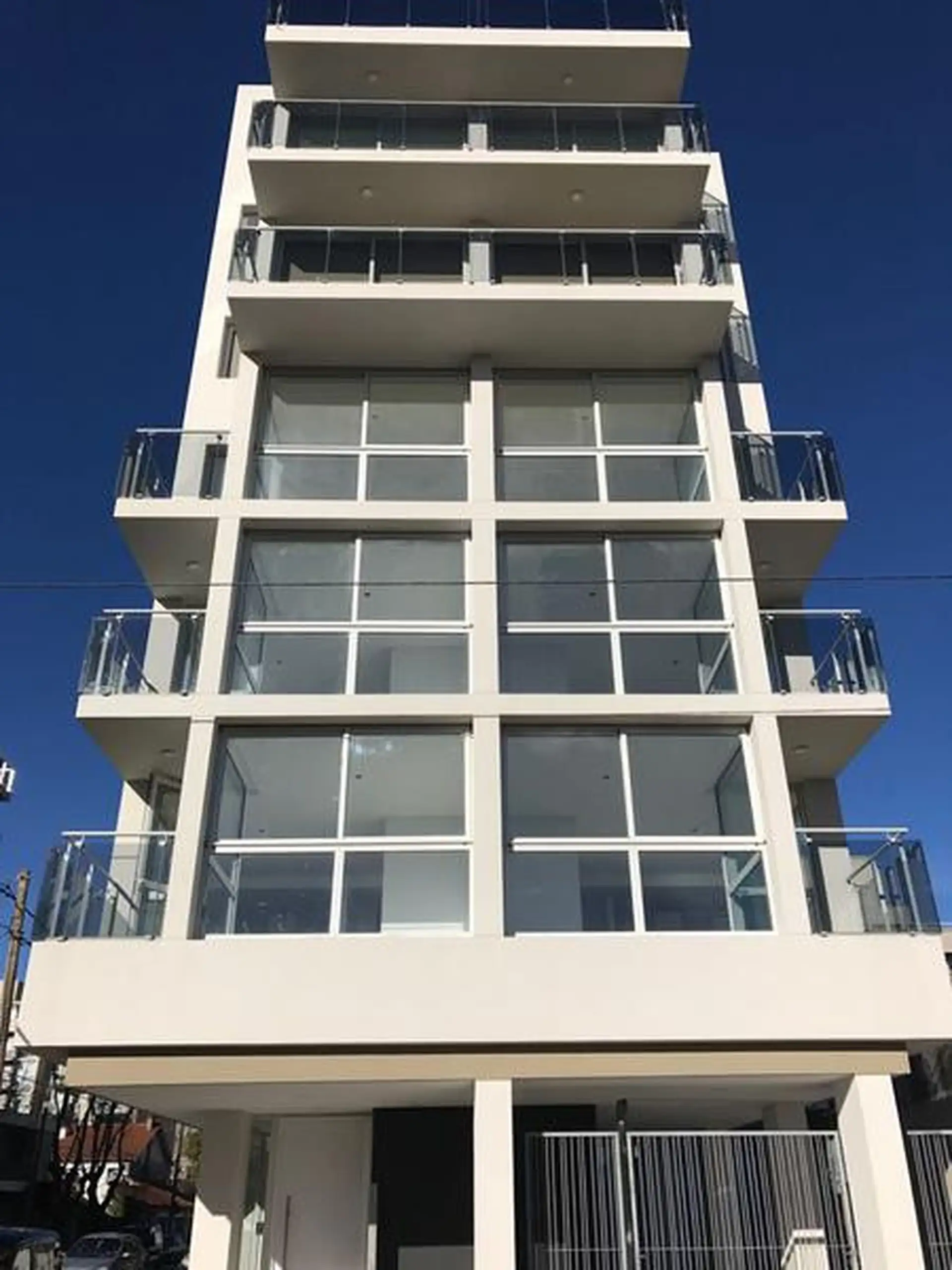 Piso de 4 ambientes con 2 cocheras