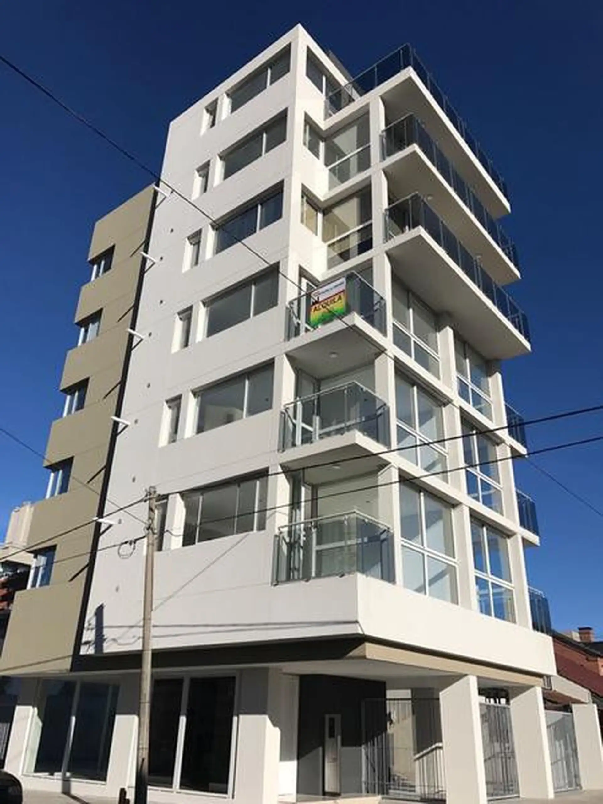Piso de 4 ambientes con 2 cocheras