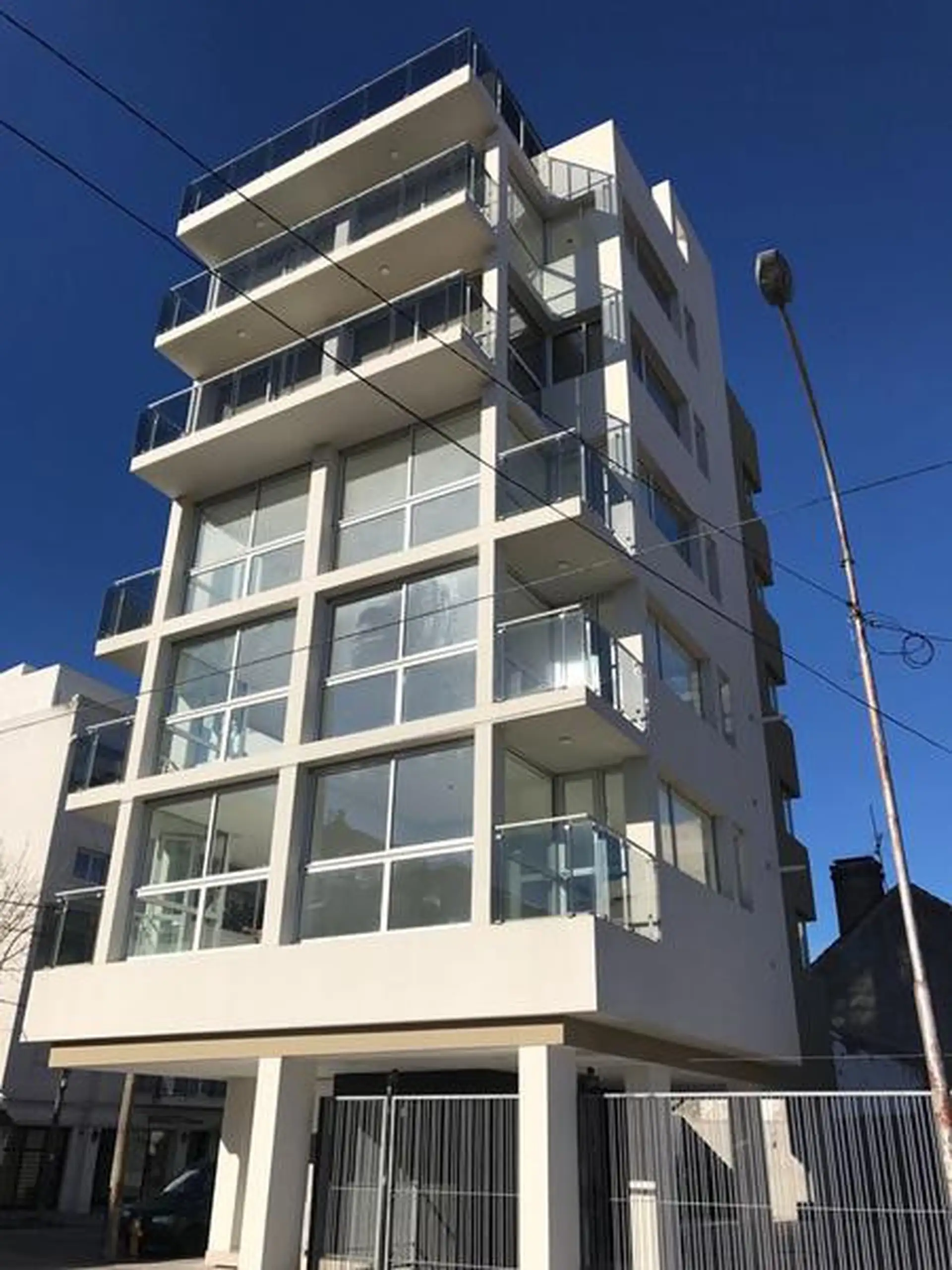 Piso de 4 ambientes con 2 cocheras