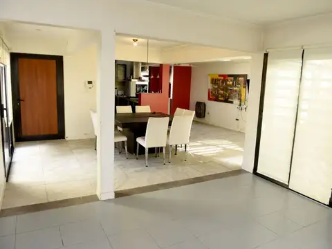 Casa en venta con 3 dormitorios, parque y pileta, Berisso