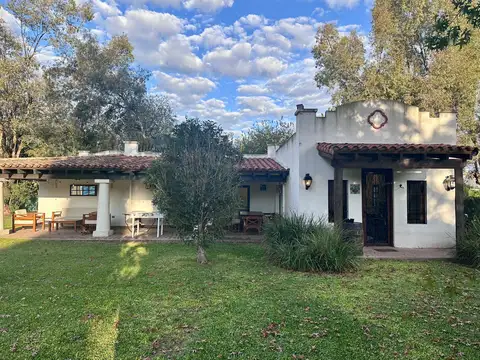 Venta casa en Barrio con portón, Bella Vista