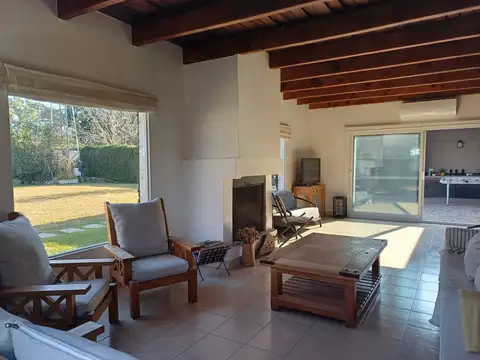 Casa 7 ambientes con 4 baños