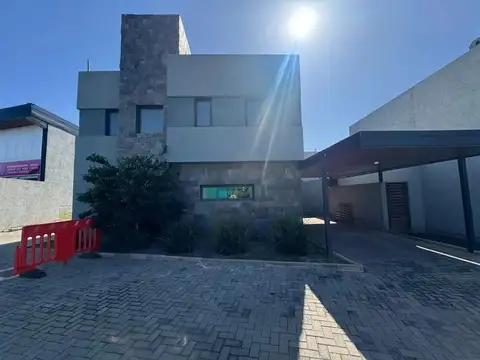 Alquilo Duplex 3 dorm.3 baños.En Valle Escondido.Las Moras. Pileta y Sum