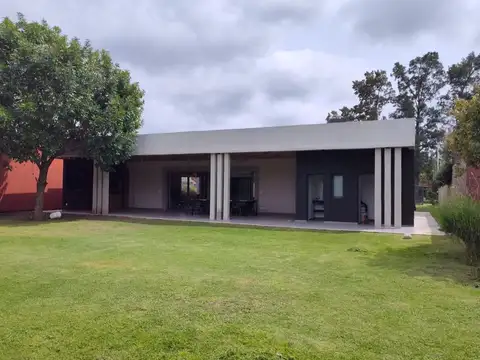 Hermosa casa residencial desarrollada en una planta. Constru