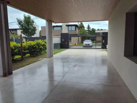 Hermosa casa residencial desarrollada en una planta. Constru