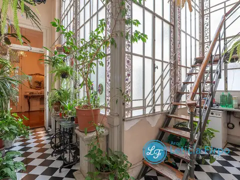 Hermoso departamento antiguo, luminoso y silencioso.