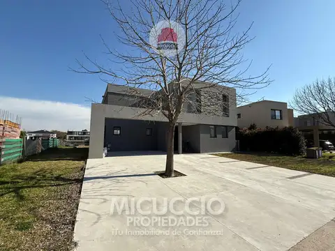 Casa en Venta - 4 dormitorios - USD 445.000