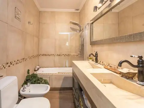 Venta. Casa. 5 ambientes. 2 cocheras. Baigorria 3900.