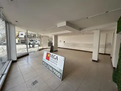 Local en Alquiler en Parque Chas, $ 3.900.000