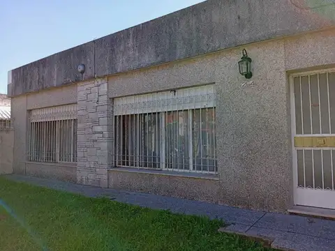 Casa 7 ambientes con 1 baño