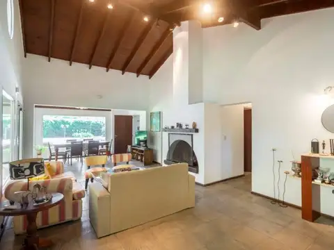 Venta Casa Barrio el Portillo Piscina Chimenea
