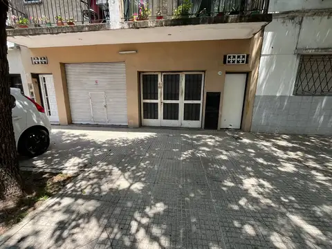 Exc. propiedad, local/cochera y dos deptos.