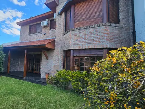 Casa en alquiler 5 ambientes en  Acasusso