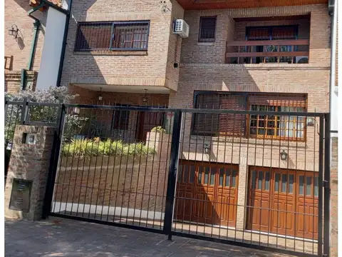 Casa en Alquiler con 4 cocheras