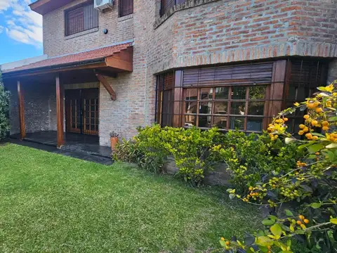 Casa en Alquiler con 4 cocheras