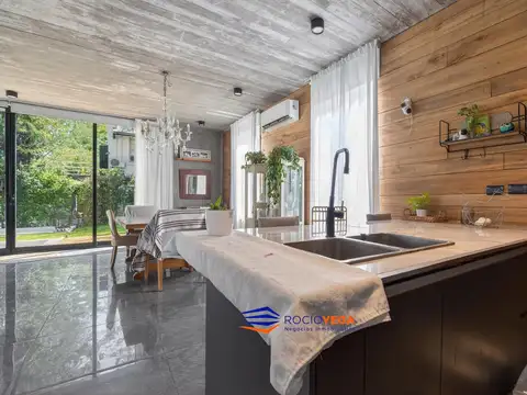 Casa en Alquiler con 2 cocheras
