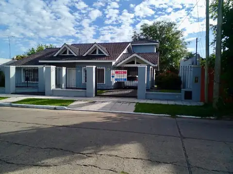 VENTA CASA 3 DORMITORIOS, PARQUE QUINCHO PARRILLA