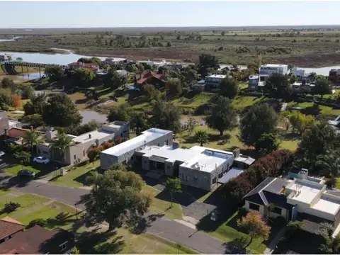Espectacular Casa Con 4 Cuartos, Pileta, Bajada Al Rio Y Dependencias.