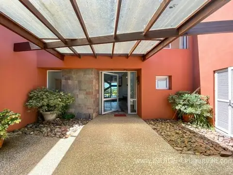 Casa 6 ambientes con 4 baños