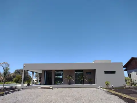 CASA EN BARRIO CERRADO 