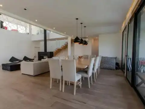 VENTA CASA CON PILETA EN PUERTOS DEL LAGO