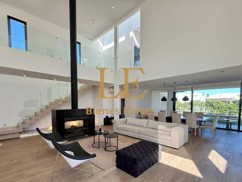 Casa en Venta con 5 cocheras