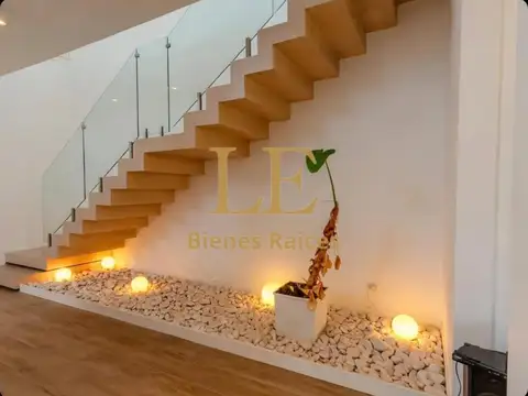 Casa 5 ambientes con 4 baños