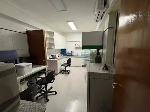 Oficina 8 ambientes con 4 baños