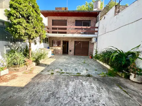 Casa en Alquiler con 2 cocheras