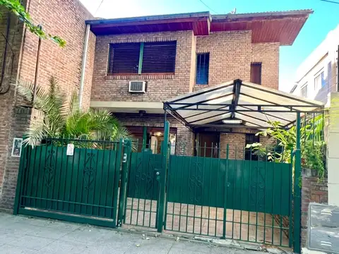 Martínez: Casa en 2 Plantas. 4 Amb. Frente a la Plaza de Martínez. Con Patio y Parrilla. Apto Profesional y vivienda.