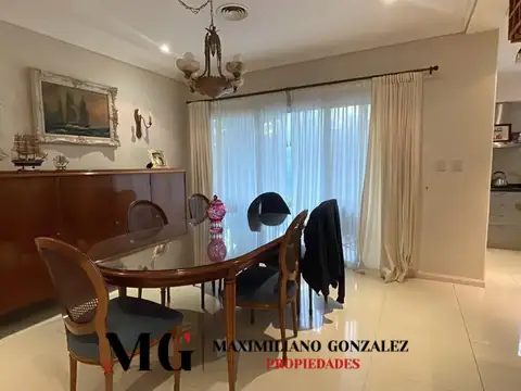 Casa en Alquiler con 2 cocheras