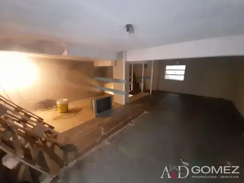 LOCAL SOBRE CALLE PRINCIPAL EN ZONA COMERCIAL