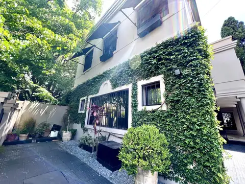 Espectacular Casa de 8 Ambientes con Muy Lindo Jardín! - San Isidro