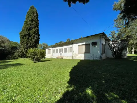 Gran chalet estilo ingles sobre calle Evans de Pueblo Liebig