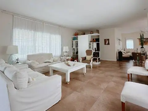 Casa 6 ambientes con 3 baños