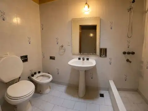 Casa 7 ambientes con 2 baños