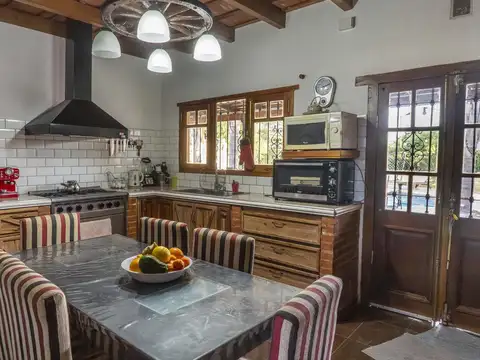 Casa en Venta 5 ambientes con pileta Barrio  La Florida  Zarate  G.B.A Norte