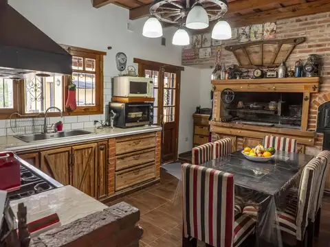 Casa 5 ambientes con 2 baños
