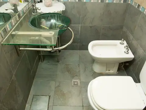 CASA VENTA 4 DORMITORIOS MACROCENTRO CON PILETA