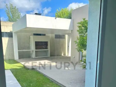 Casa en Alquiler con 2 cocheras