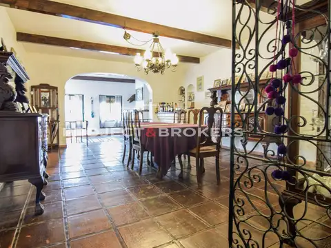 Casa en Venta con 4 cocheras