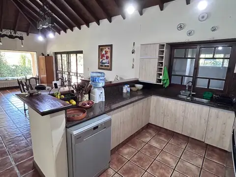 Casa 8 ambientes con 4 baños