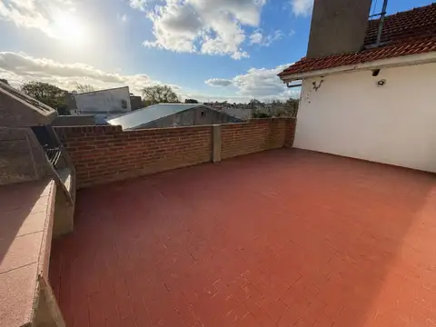 Casa 7 ambientes con 2 baños
