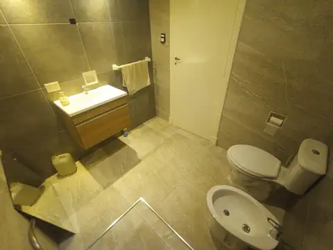 Casa de 4 ambientes con GRAN TERRENO libre