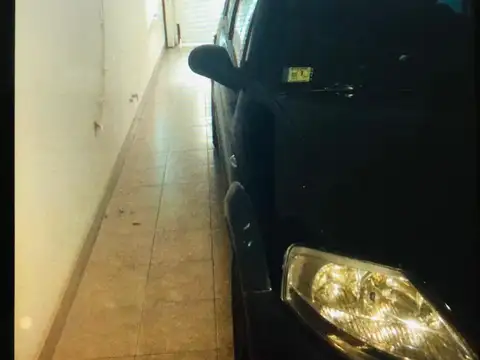 Vendo casa, con un departamento de 2 amb., en R. Castillo, de 5 ambientes, con cochera para 2 autos