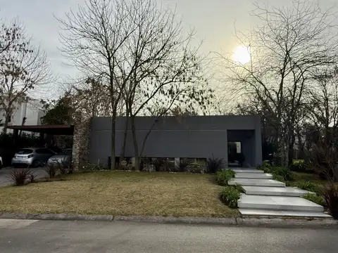 Casa 4 ambientes con 3 baños