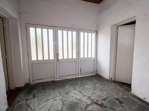 CASA DE 3 DORMITORIOS, PATIO Y COCHERA - B° LOYOLA