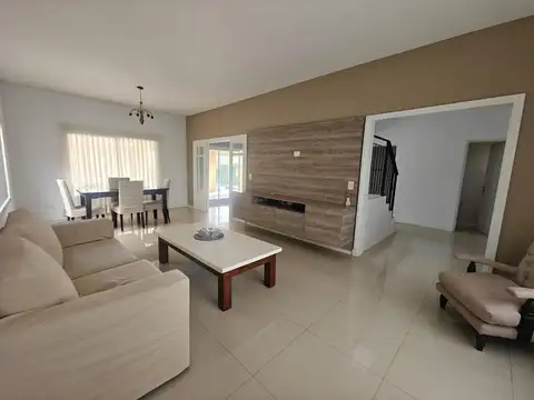 Casa en Venta con 4 cocheras