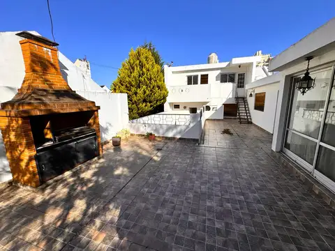 Venta Casa 6 Ambientes Cochera Terraza Parrilla Flores